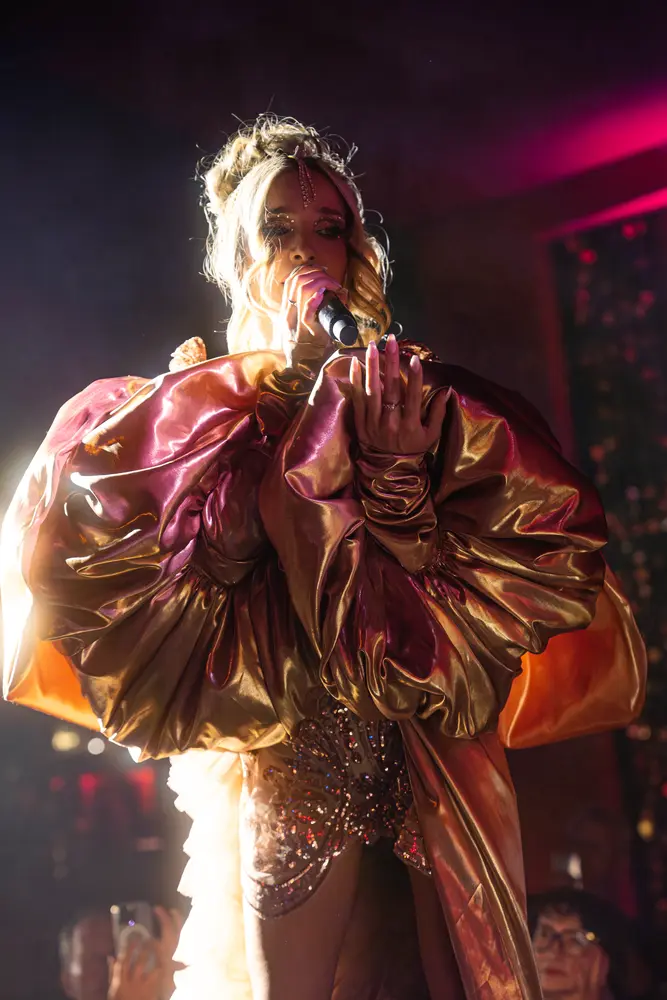 Abby Vogue – Live-Gesang im Goldmantel · GRAND HOTEL Pulverfass