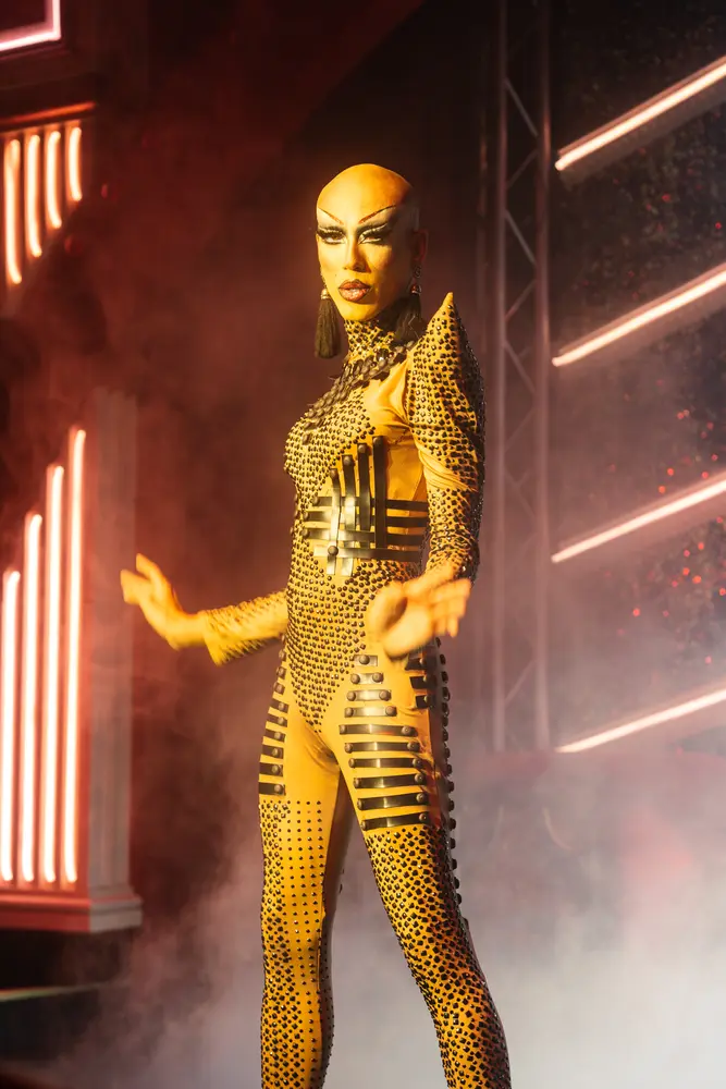 Britnney Hill – Im goldenen Catsuit · GRAND HOTEL Pulverfass