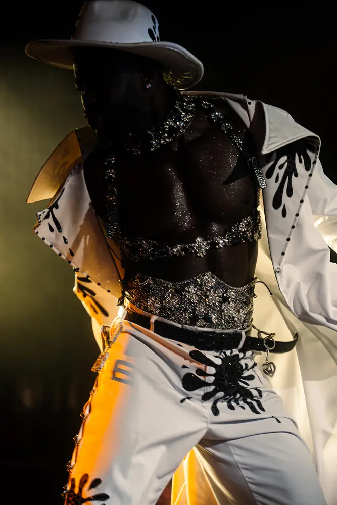 Diba – Im weißen Cowboy-Look · GRAND HOTEL Pulverfass