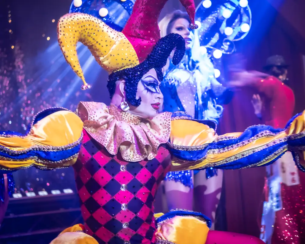 Hellena Borgys – Als Harlekin · GRAND HOTEL Pulverfass
