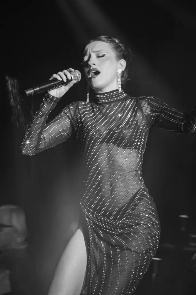 Katie Cash – Live-Gesang im Netzkleid · GRAND HOTEL Pulverfass