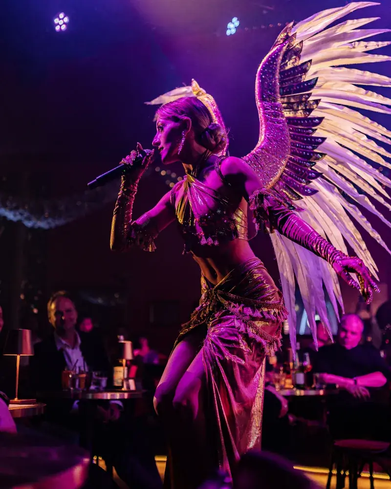 Katie Cash – Live-Gesang mit Engelsflügeln · Santa’s Secret (2025)