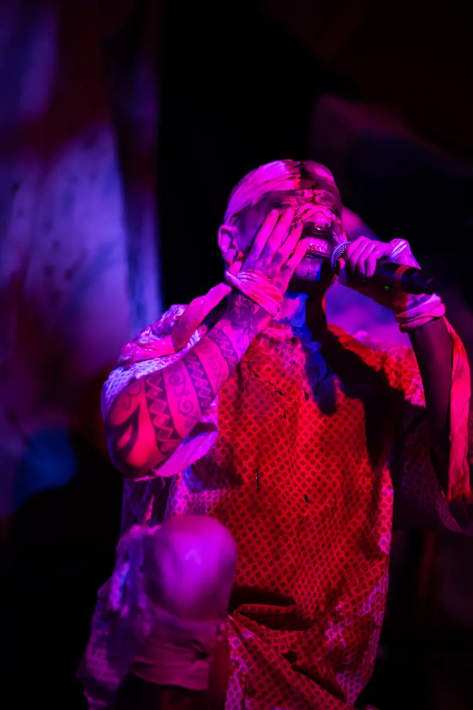 Max Evans – Live-Gesang in Pink · Pulverlesque – Halloween Edition 2024