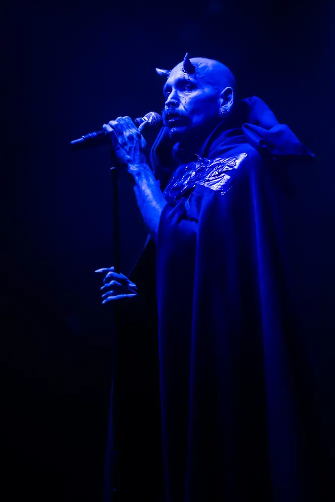 Max Evans – Live-Gesang im Mantel · Pulverlesque – Halloween Edition 2024