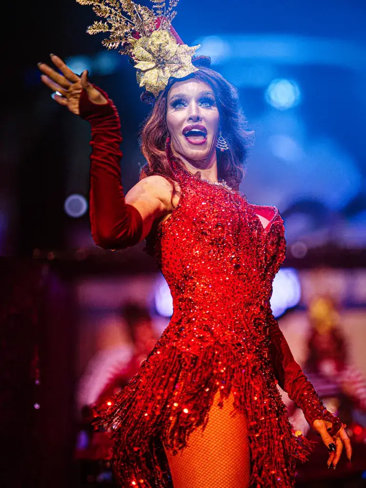 Melissa Alonso – In Rot mit goldener Krone · Santa’s Secret (2025)
