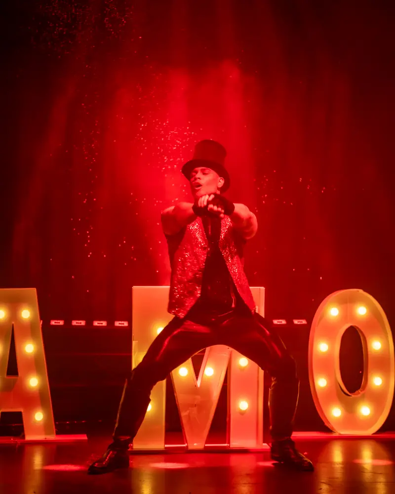 Ramon Ventura – Solo in Rot · GRAND HOTEL Pulverfass